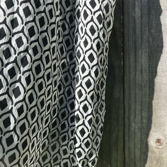 H & M Black and White Geometric Women's Top NWT Size 14 - Picture 5 of 11